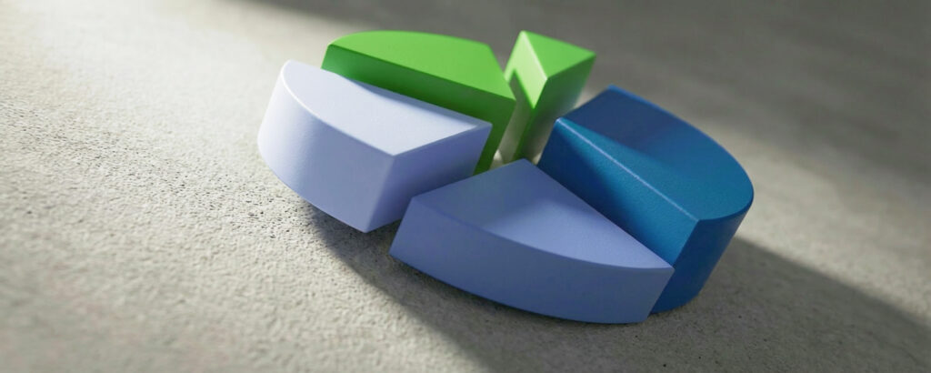 Illustration eines 3D-Kreisdiagramms mit fünf Segmenten in Grün, Hellblau, Blau und Weiß auf grauer strukturierter Oberfläche.