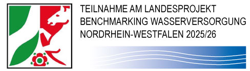 Logo bestehend aus einem rot-weißen Schild mit einem weißen Pferd auf grünem Hintergrund. Darunter steht der Text: „Teilnahme am Landesprojekt Benchmarking Wasserversorgung Nordrhein-Westfalen 2025/26“. Unter dem Text befinden sich blaue Wellenlinien.