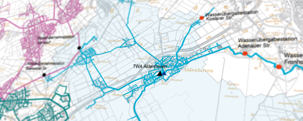 Karte von Aldenhoven mit blauen Linien für Wasserleitungen, markierten Orten und TWA Aldenhoven durch einen schwarzen Pfeil.